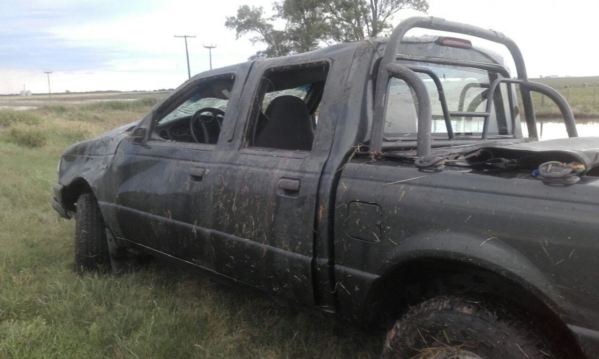 Dio varios tumbos por esquivar un pozo en la Ruta 13. No hubo heridos