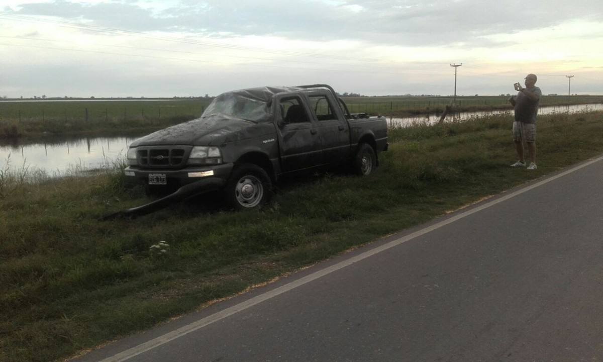 Dio varios tumbos por esquivar un pozo en la Ruta 13. No hubo heridos