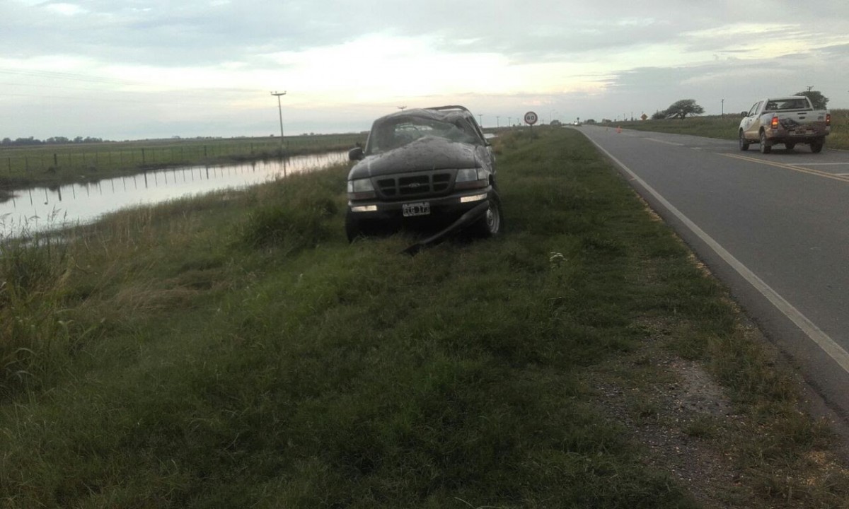 Dio varios tumbos por esquivar un pozo en la Ruta 13. No hubo heridos