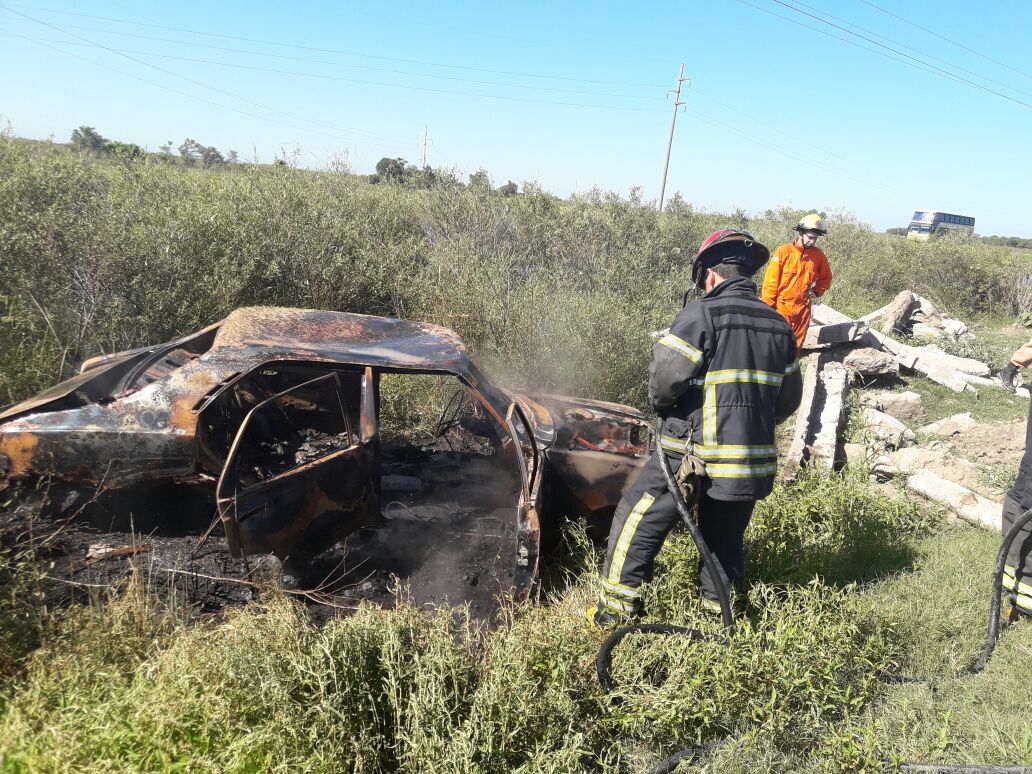 Ardió un vehículo en el Circuito