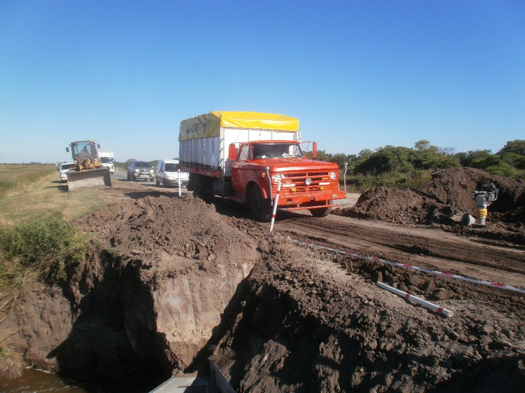 Trabajos de alcantarillado sobre Ruta Provincial 13