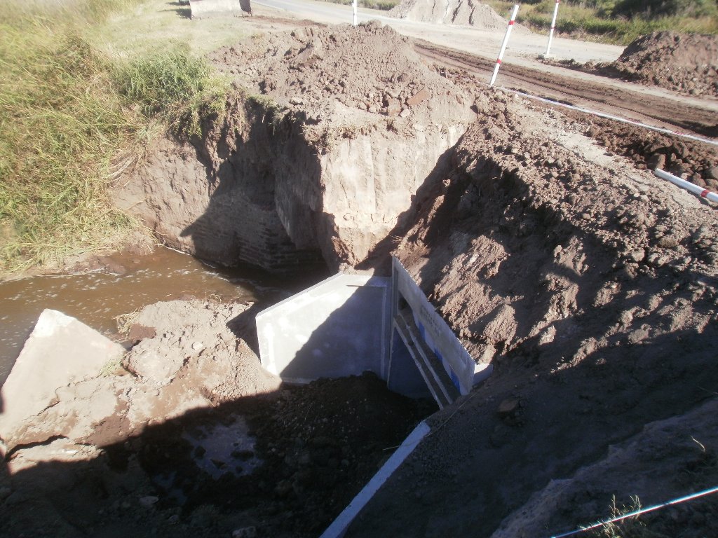 Trabajos de alcantarillado sobre Ruta Provincial 13