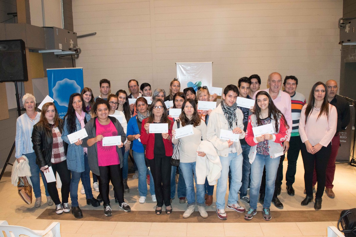 Entrega de 50 becas estudiantiles