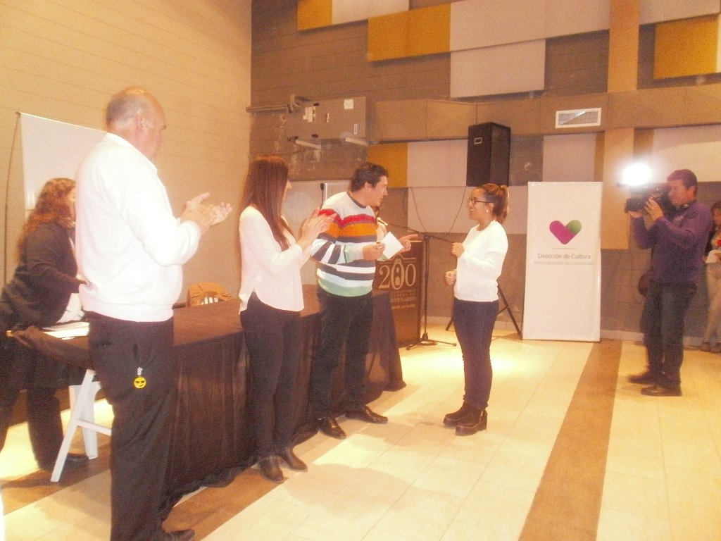 Entrega de 50 becas estudiantiles