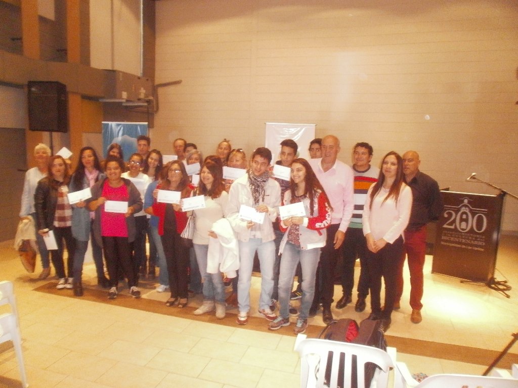 Entrega de 50 becas estudiantiles