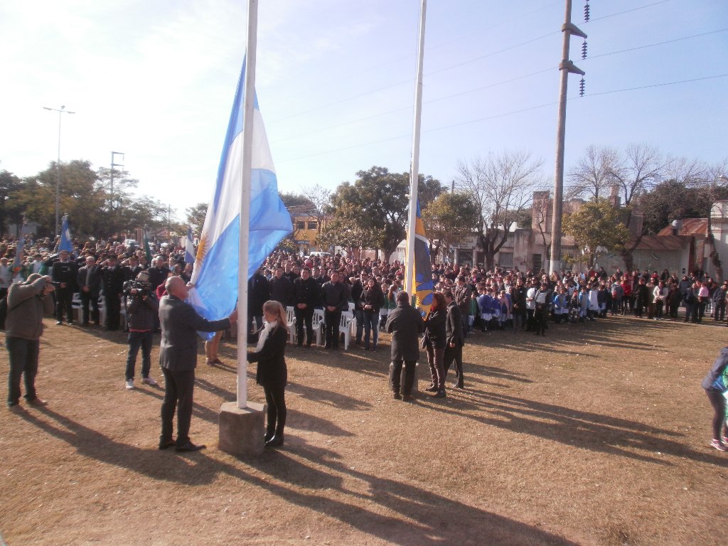 Multitudinaria celebración del Día de la Bandera
