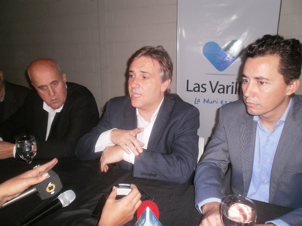 Llaryora entregó planes Vida Digna y elogió la gestión de Chiocarello