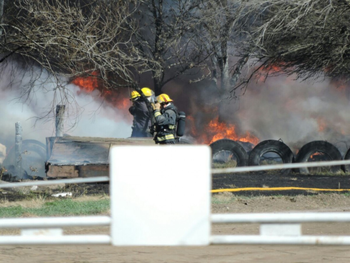Impresionante incendio en la salida Sur de Las Varillas.