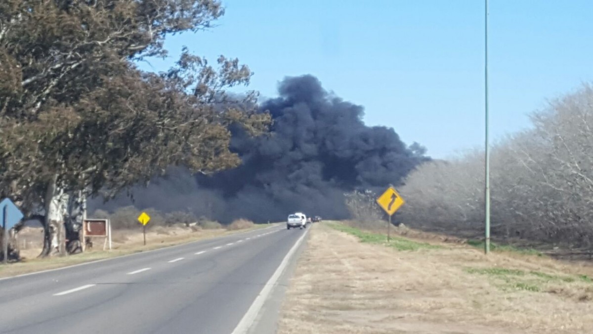 Impresionante incendio en la salida Sur de Las Varillas.