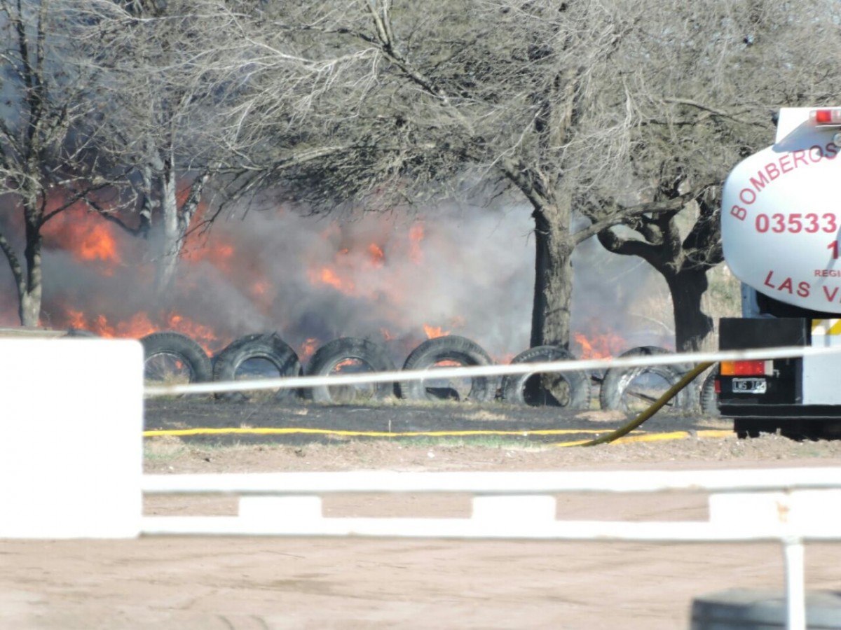 Impresionante incendio en la salida Sur de Las Varillas.