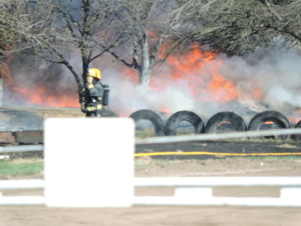 Impresionante incendio en la salida Sur de Las Varillas.