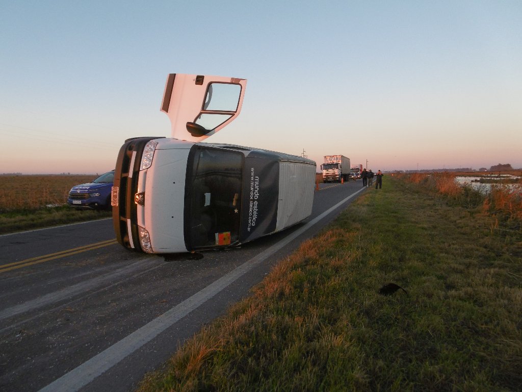 Vuelco sobre la ruta 158 sin consecuencias graves