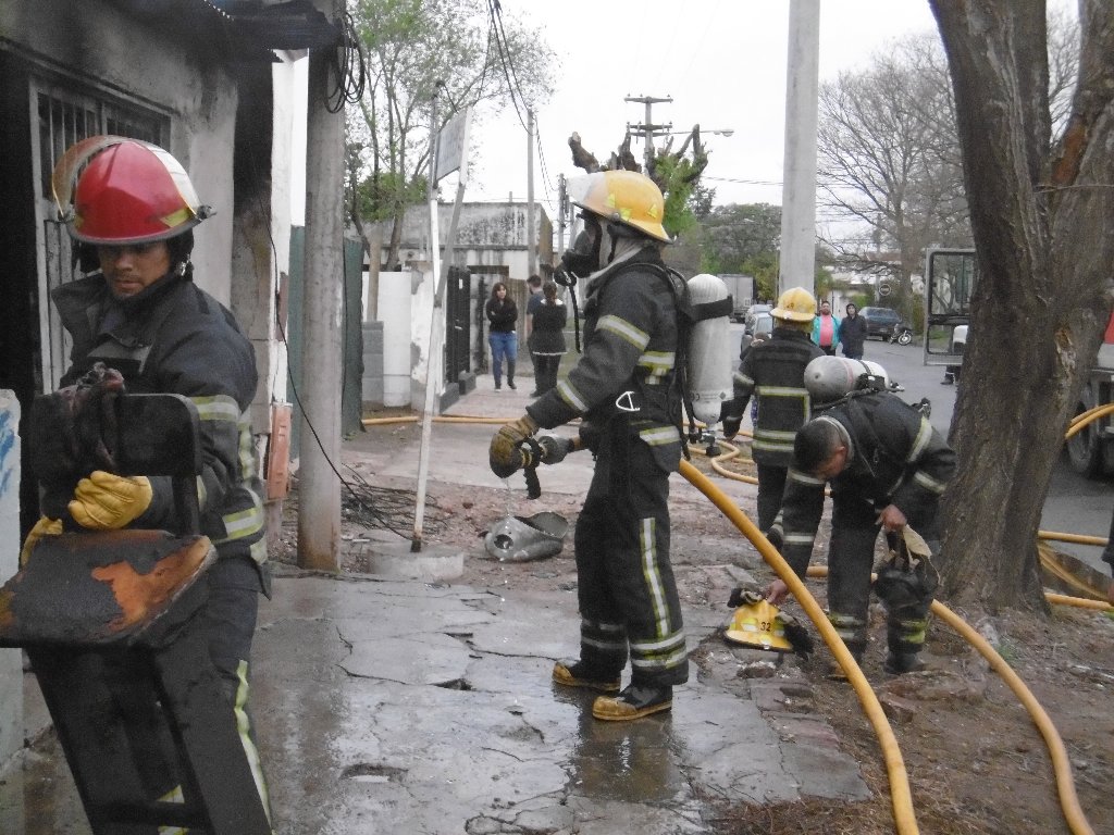 Ardió una  casa deshabitada