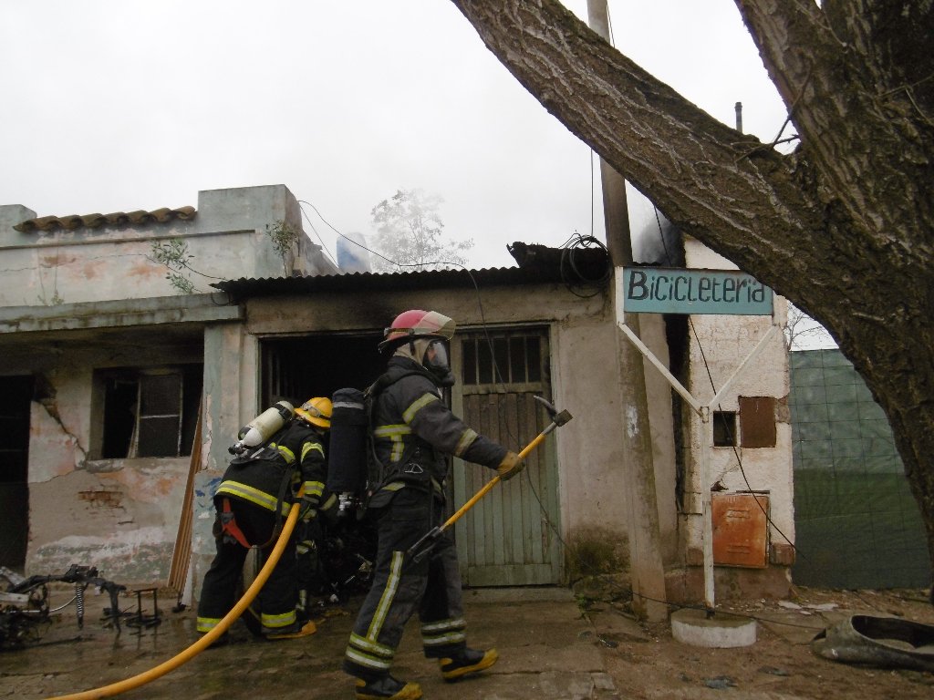Ardió una  casa deshabitada