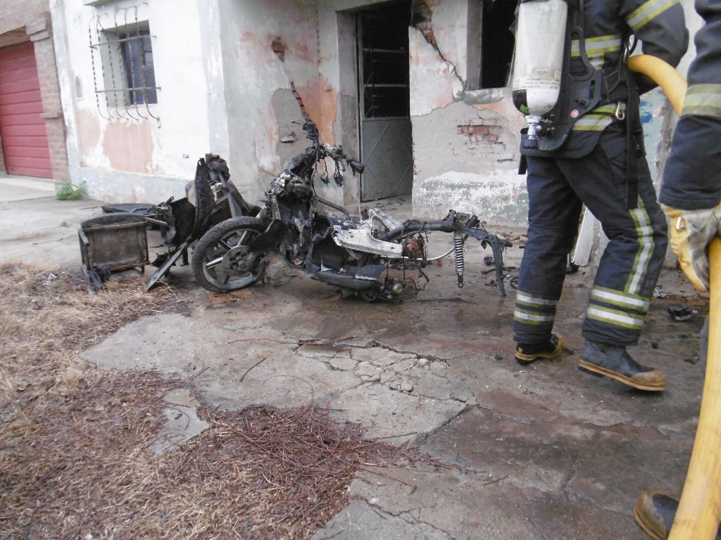 Ardió una  casa deshabitada