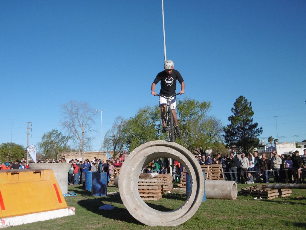 Pese al fuerte viento, hubo deportes de riesgo en el Centro Cívico