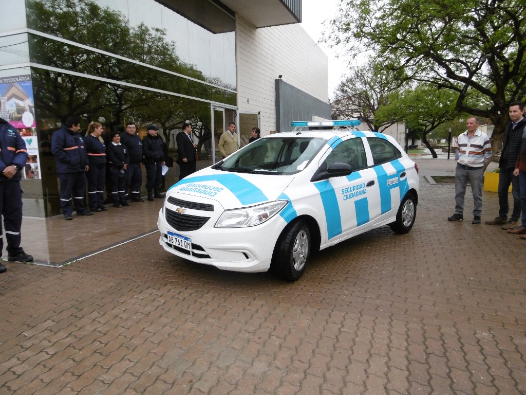 Con un auto y otros elementos, refuerzan la Policía Municipal