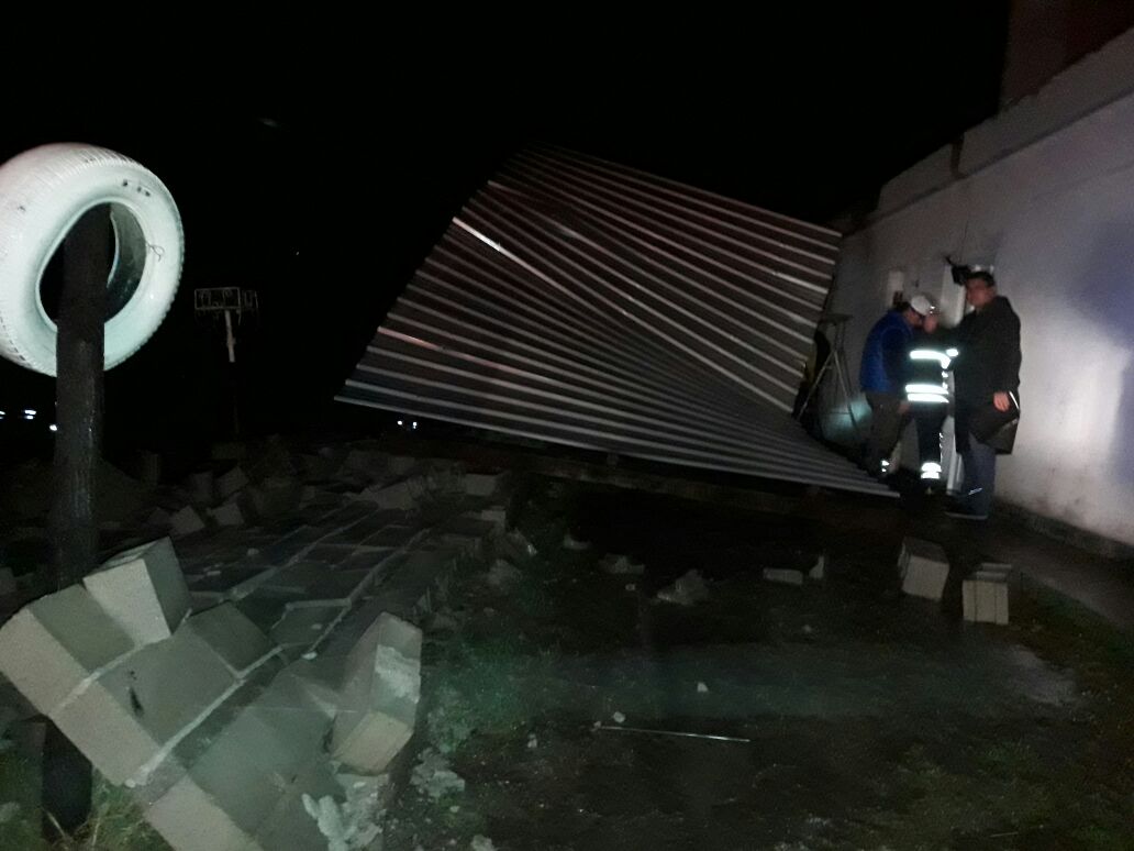 La fuerte tormenta  del domingo produjo voladuras de techos, accidentes y corte de energía
