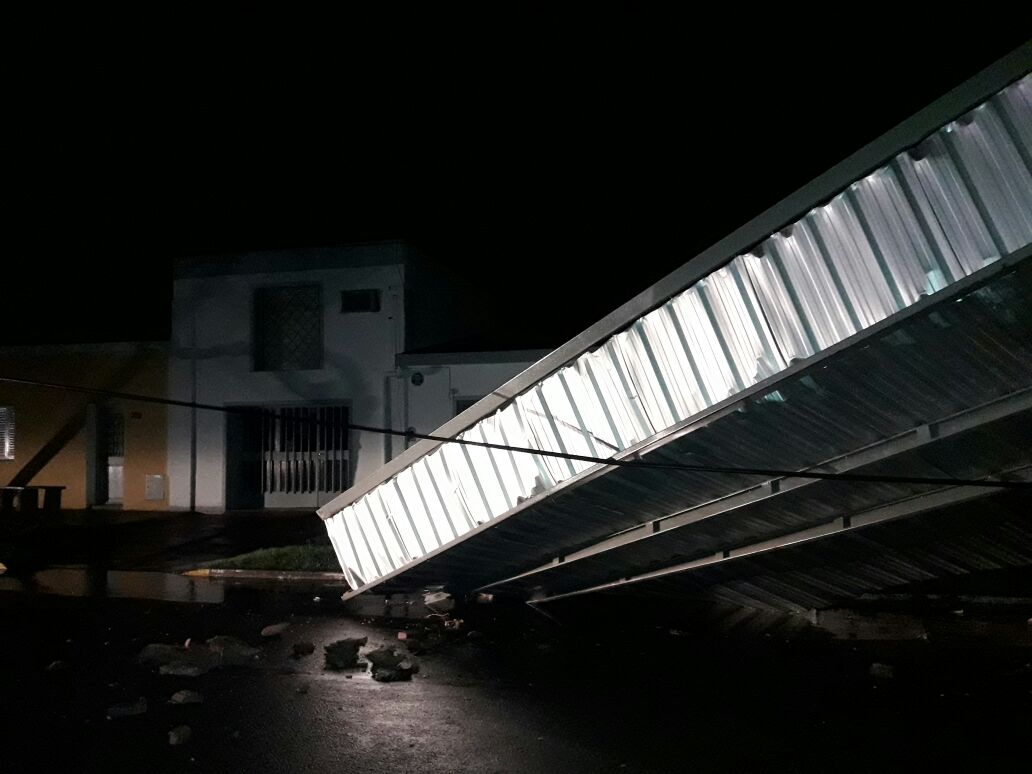 La fuerte tormenta  del domingo produjo voladuras de techos, accidentes y corte de energía
