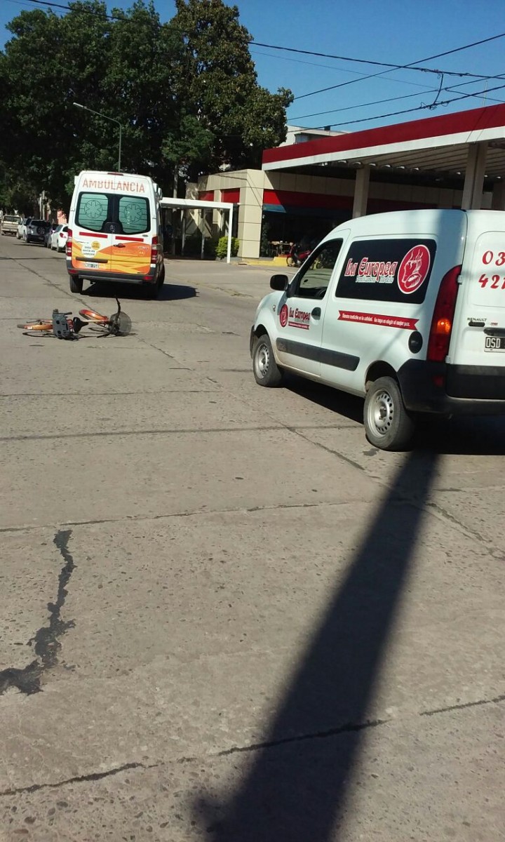 Auto contra bicicleta:lesiones leves