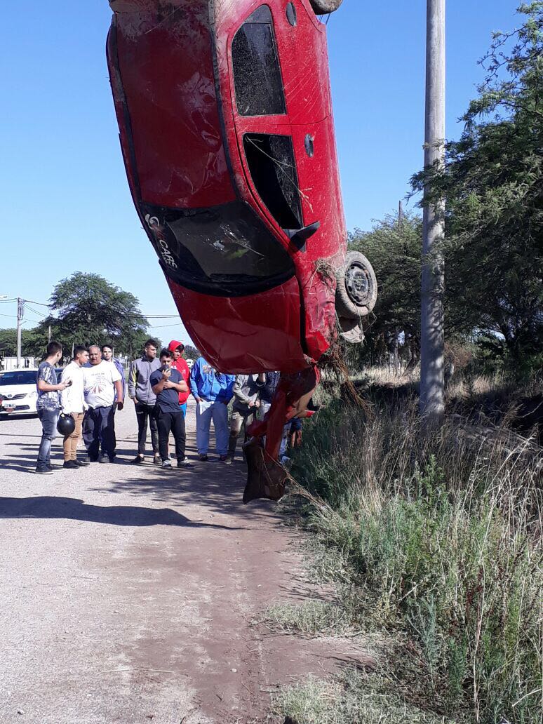 Habrían estado corriendo una picada. Terminaron en una zanja