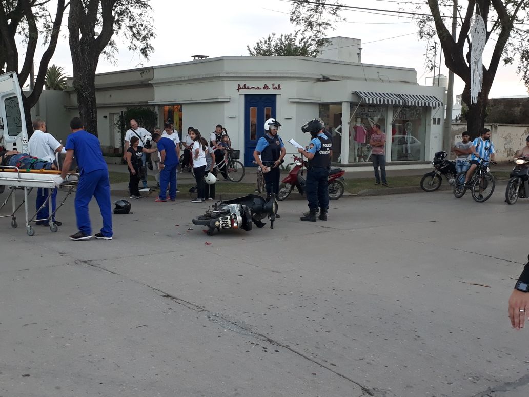 Choque auto-moto.Heridas leves