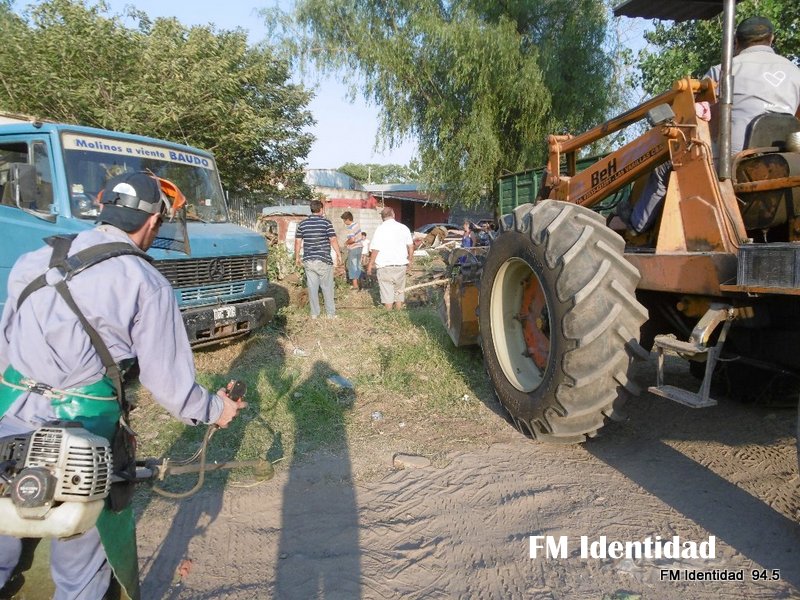 Desalojo de chatarra, vehículos y basura en campamento gitano