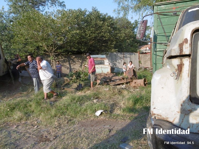 Desalojo de chatarra, vehículos y basura en campamento gitano