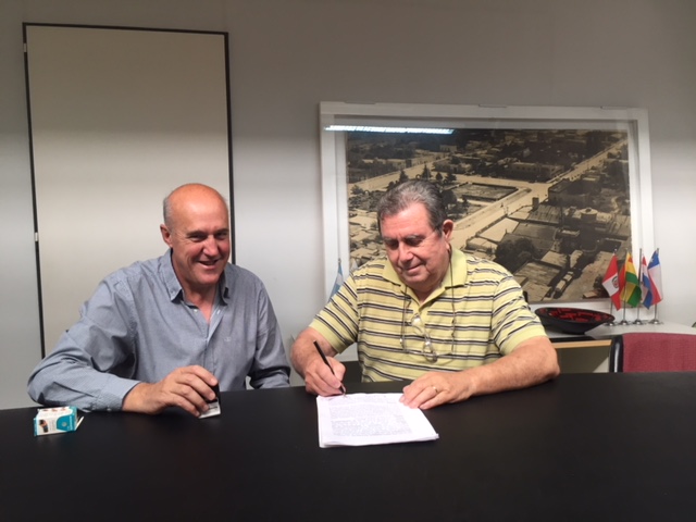 Firma de boleto de compra-venta para terreno del futuro Corralón Municipal