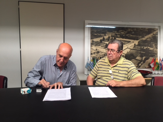 Firma de boleto de compra-venta para terreno del futuro Corralón Municipal
