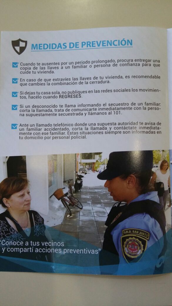 La Policía  está distribuyendo folletos sobre prevención de delitos