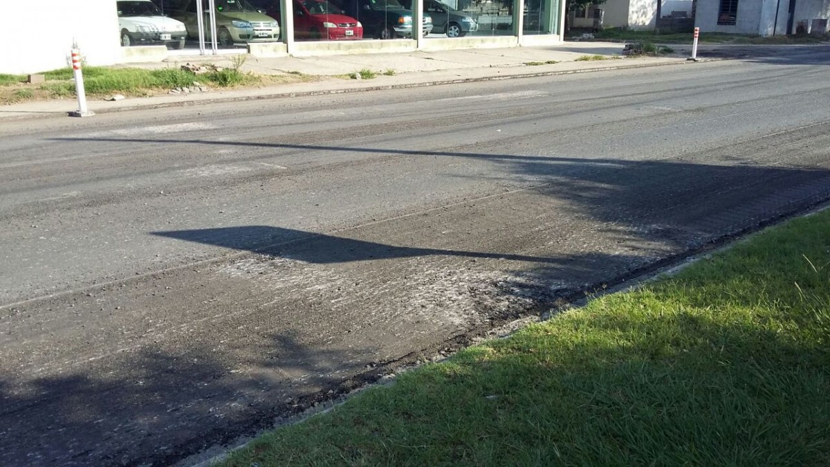 Repavimentan por completo la Ruta 158 en el tramo urbano.