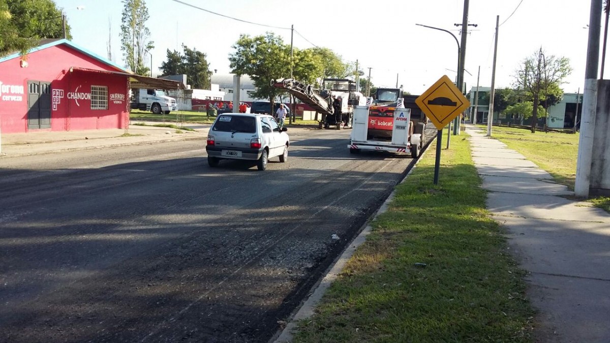 Repavimentan por completo la Ruta 158 en el tramo urbano.