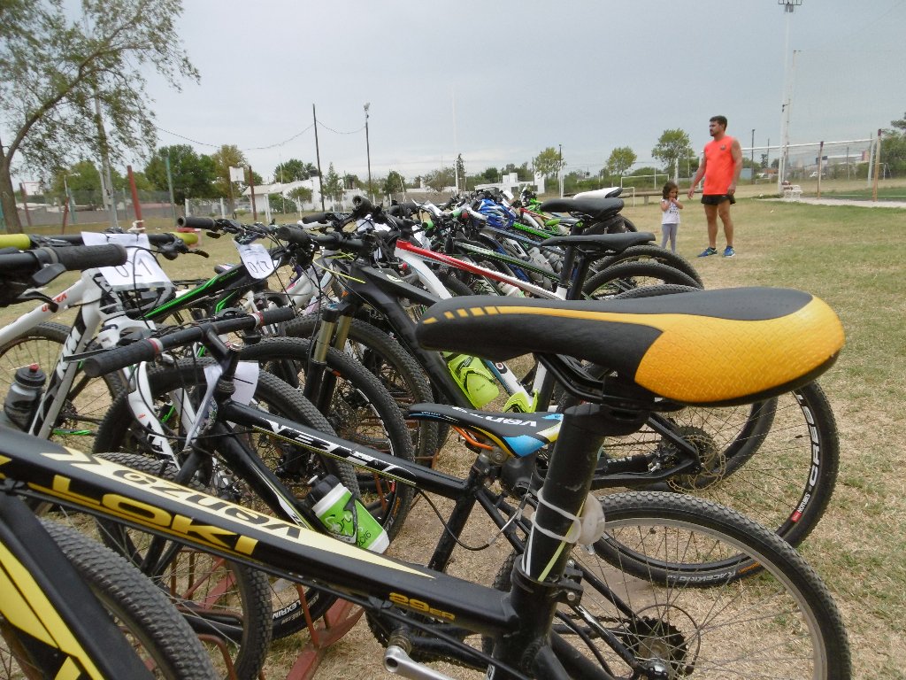 Noventa deportistas en el Triatlón Ciudad de Las Varillas-Imágenes