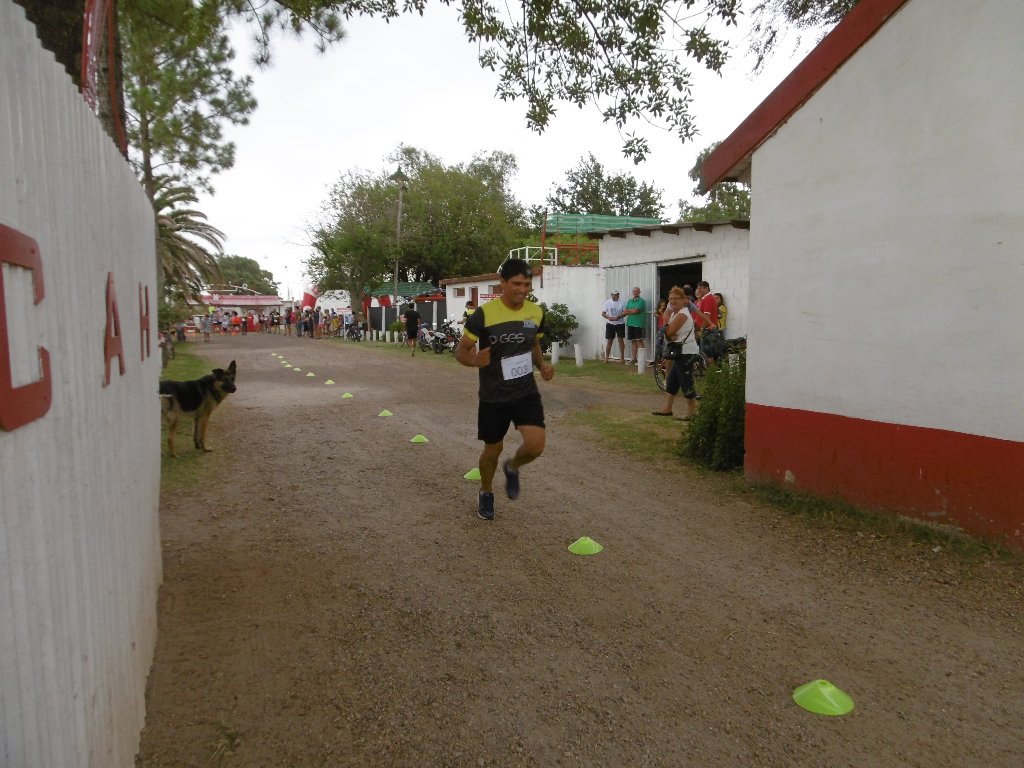 Noventa deportistas en el Triatlón Ciudad de Las Varillas-Imágenes