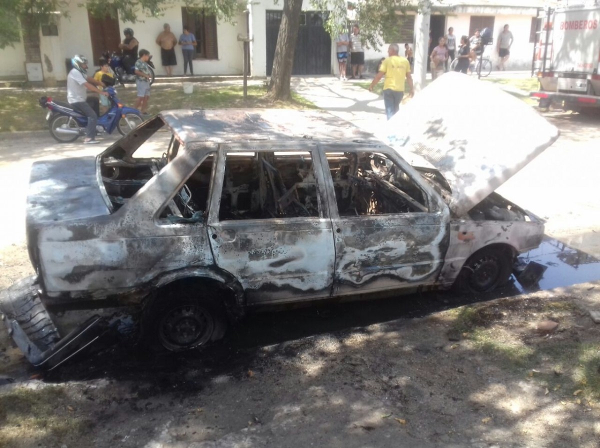 Ardió un  vehículo en Barrio Santa Ana