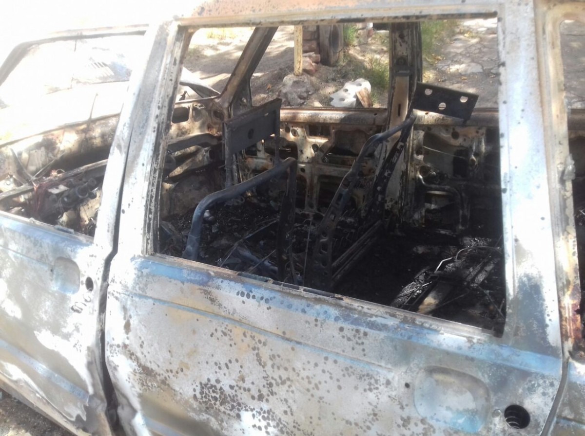 Ardió un  vehículo en Barrio Santa Ana