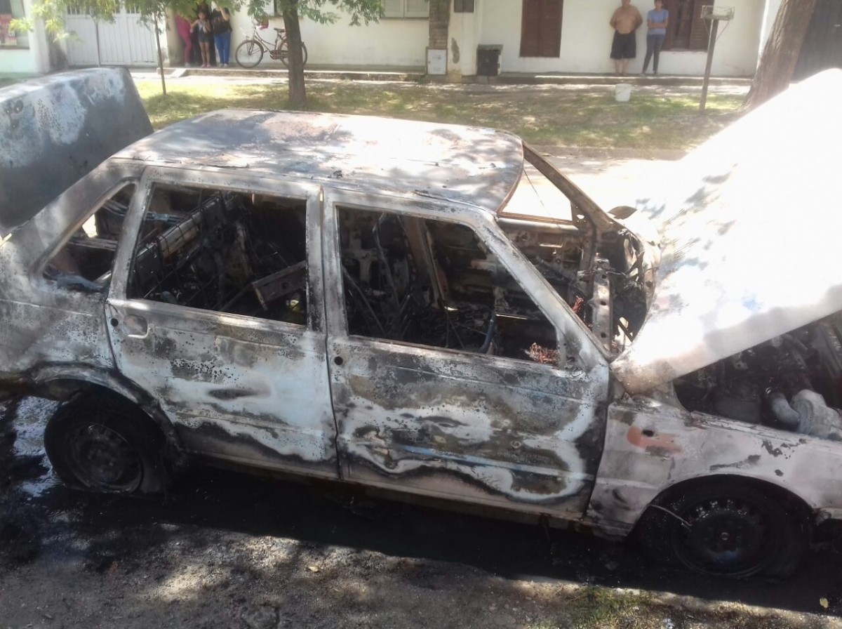 Ardió un  vehículo en Barrio Santa Ana