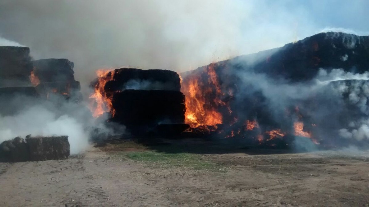 Impresionante incendio de fardos en la zona rural
