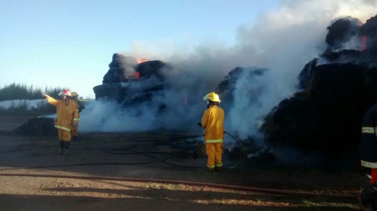 Impresionante incendio de fardos en la zona rural