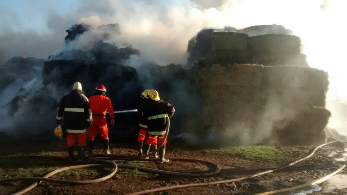 Impresionante incendio de fardos en la zona rural