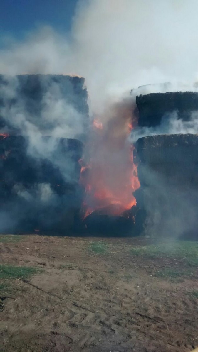 Impresionante incendio de fardos en la zona rural