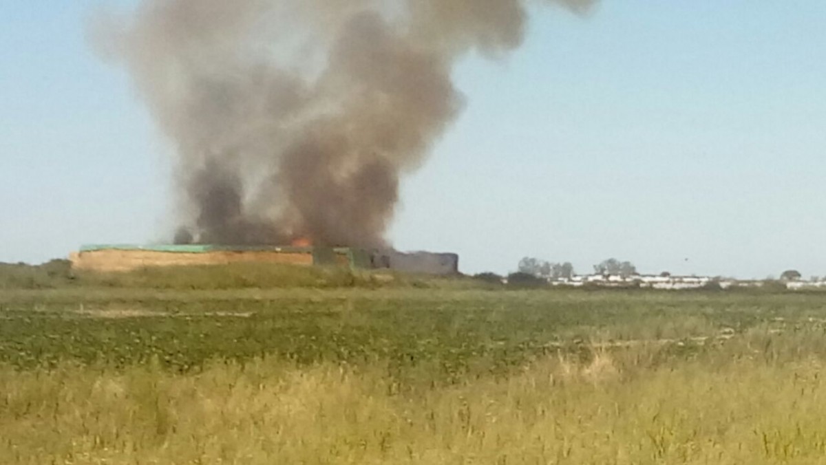 Impresionante incendio de fardos en la zona rural