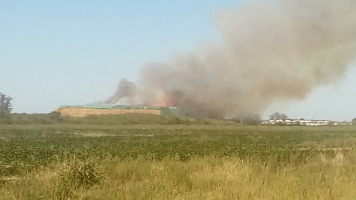 Impresionante incendio de fardos en la zona rural