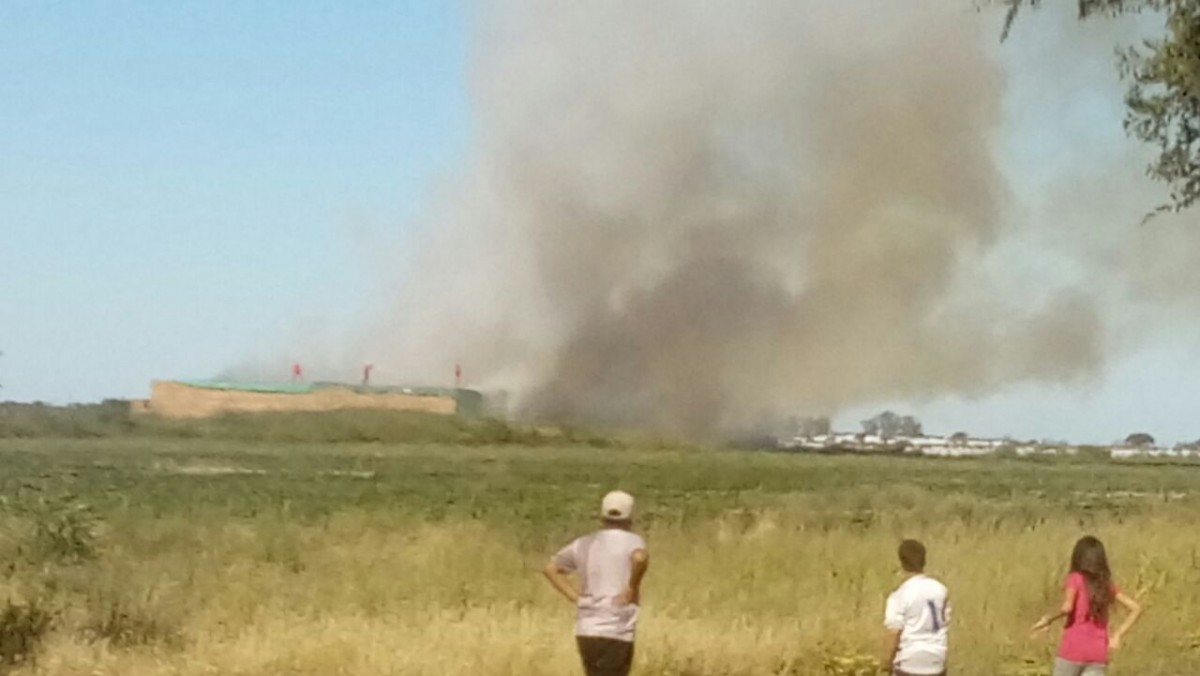 Impresionante incendio de fardos en la zona rural