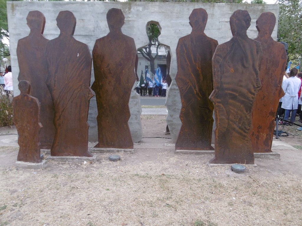 En Las Varillas, el “Nunca Más” se evocó en la plazoleta que recuerda los años trágicos de la Argentina