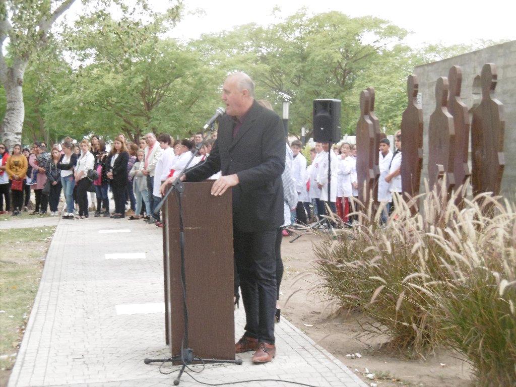 En Las Varillas, el “Nunca Más” se evocó en la plazoleta que recuerda los años trágicos de la Argentina
