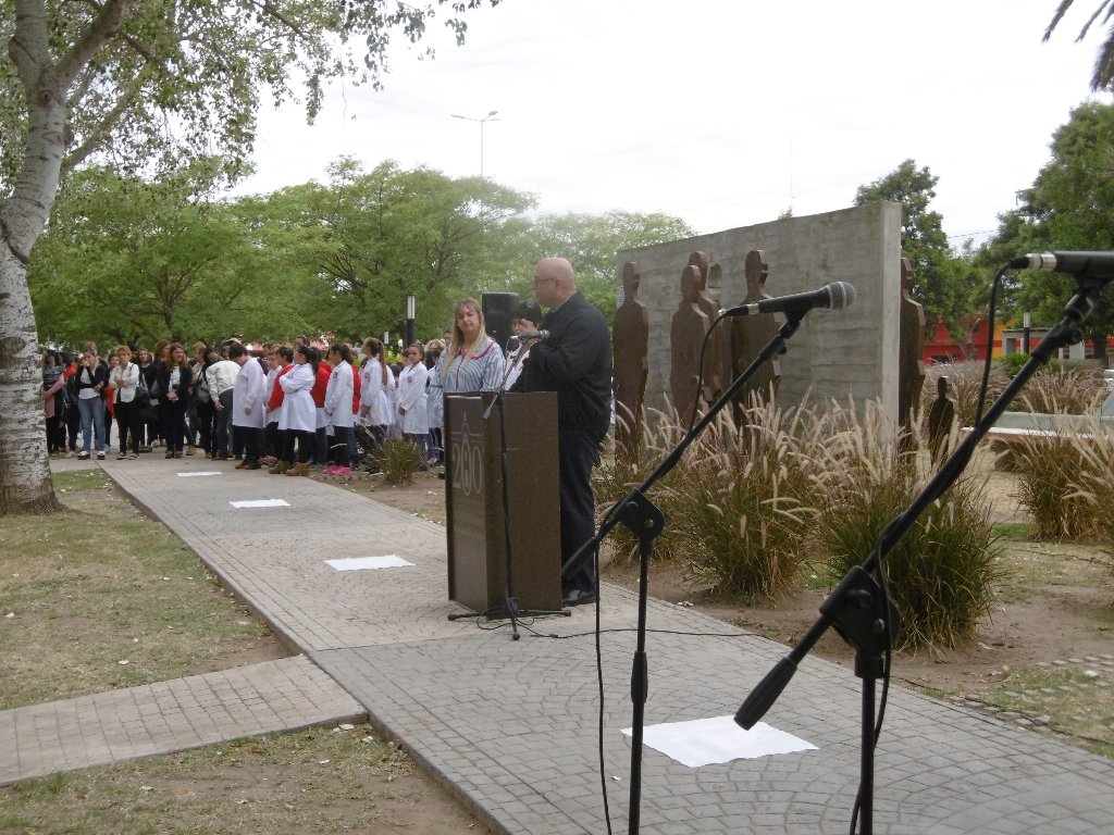 En Las Varillas, el “Nunca Más” se evocó en la plazoleta que recuerda los años trágicos de la Argentina