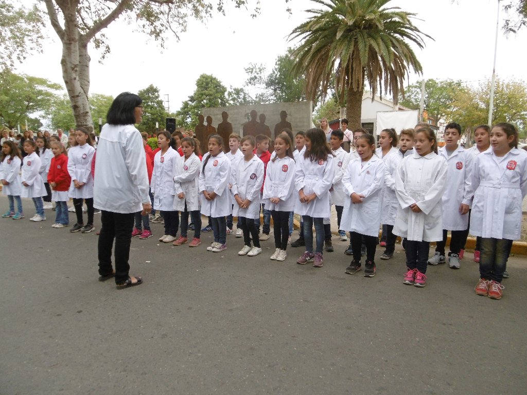 En Las Varillas, el “Nunca Más” se evocó en la plazoleta que recuerda los años trágicos de la Argentina