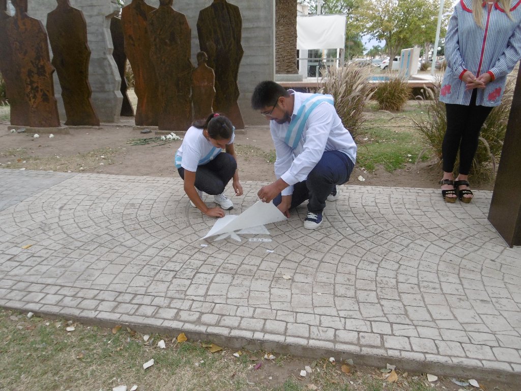 En Las Varillas, el “Nunca Más” se evocó en la plazoleta que recuerda los años trágicos de la Argentina